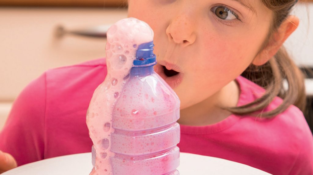 Expériences scientifiques avec de l'eau pour les enfants : activités à la  maison - Citizenkid