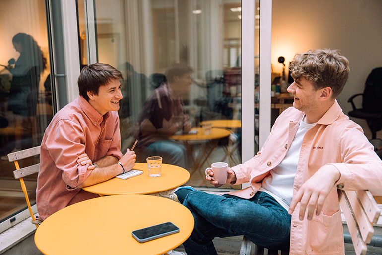 Vladimir dirige l'agence Intello avec Gaspard (à droite) depuis le lancement de son agence. « Dans l’agence des créateurs “intellos” », article extrait du magazine Phosphore n°581, 1er septembre 2024. Photo : Chloé Vollmer-Lo.