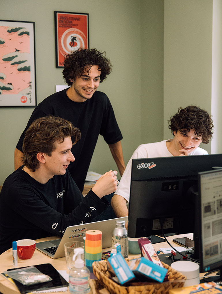 César, au centre, travaille avec Antoine (à gauche) et Elouan (à droite), journalistes. « Dans l’agence des créateurs “intellos” », article extrait du magazine Phosphore n°581, 1er septembre 2024. Photo : Chloé Vollmer-Lo.