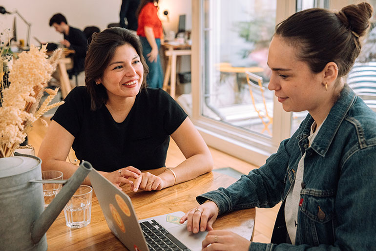 Sélène (à gauche) échange avec les talents manager d’Intello, comme Anouk (à droite).
« Dans l’agence des créateurs “intellos” », article extrait du magazine Phosphore n°581, 1er septembre 2024. Photo : Chloé Vollmer-Lo.