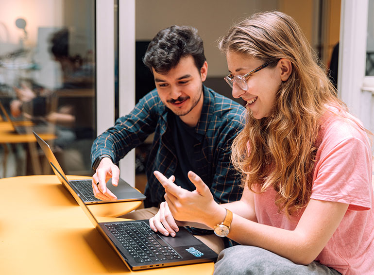 Balthazar, talent manager, accompagne Mathilde dans ses projets. « Dans l’agence des créateurs “intellos” », article extrait du magazine Phosphore n°581, 1er septembre 2024. Photo : Chloé Vollmer-Lo.