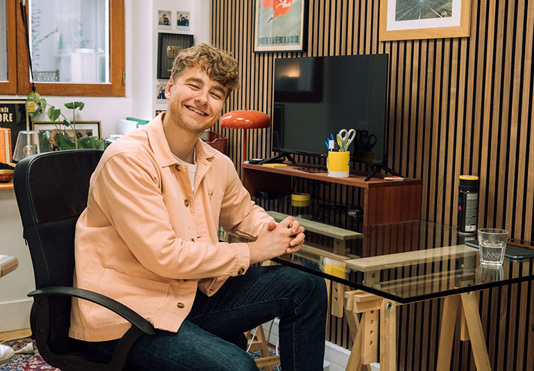 Gaspard dans son bureau de l'agence Intello.
« Dans l’agence des créateurs “intellos” », article extrait du magazine Phosphore n°581, 1er septembre 2024. Photo : Chloé Vollmer-Lo.