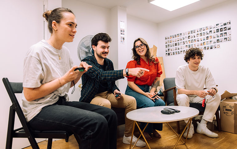 Entre les studios et le local où le matériel est entretenu et rangé, un coin canap’ s’anime au moment de la pause dej’. Les équipes d’Intello et des chaînes de Gaspard G et César culture G s’y retrouvent pour jouer à Mario Kart. 
« Dans l’agence des créateurs “intellos” », article extrait du magazine Phosphore n°581, 1er septembre 2024. Photo : Chloé Vollmer-Lo.