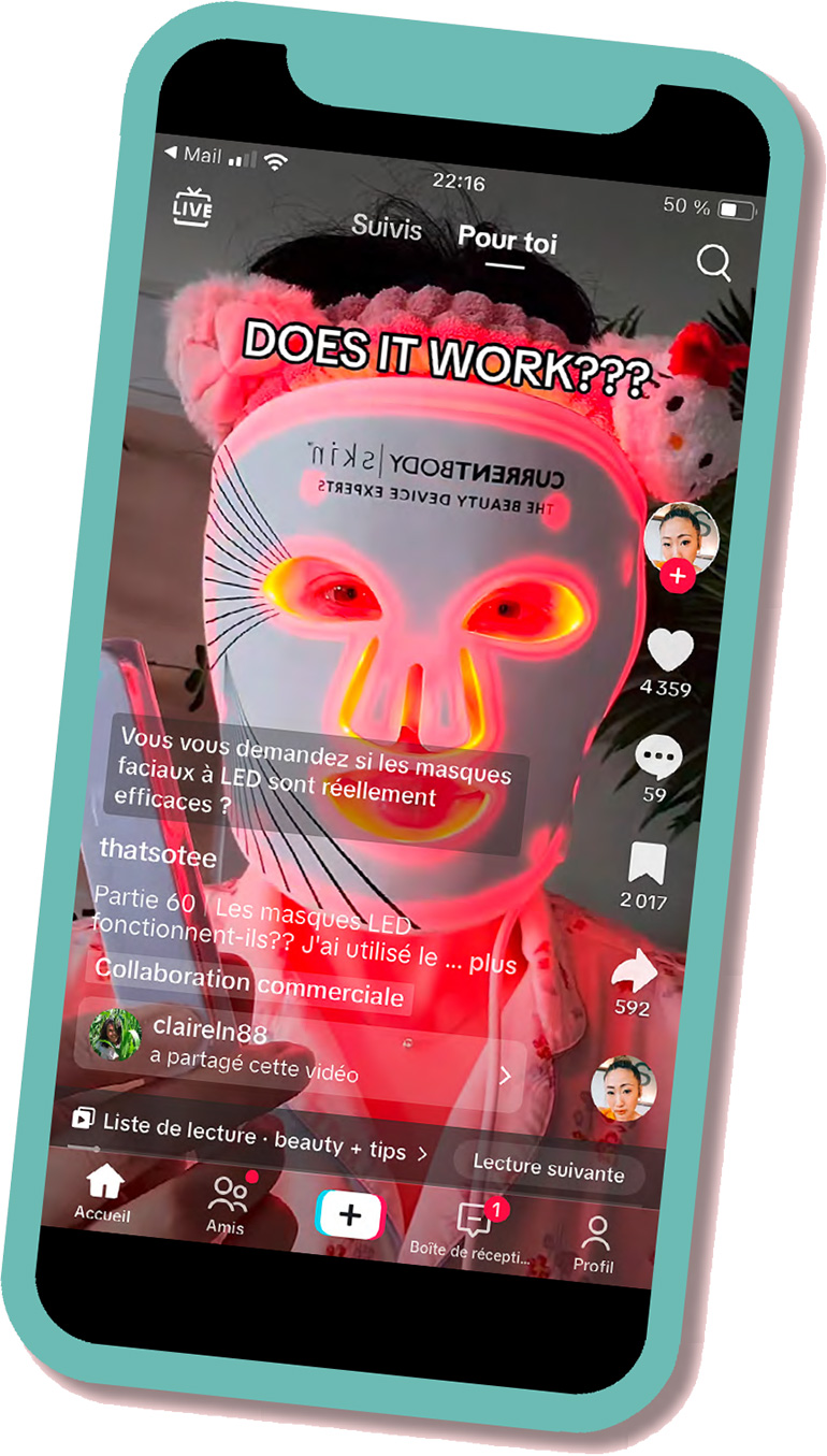 Les masques LED/TikTok Le concept : se transformer 10 minutes par jour en robot, en portant un masque qui projette de la lumière sur le visage.