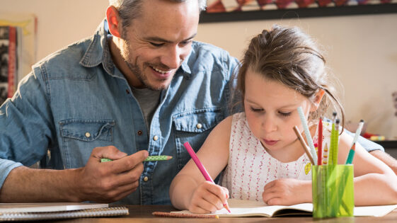 Enfants dys : 10 conseils pour les aider au moment des devoirs