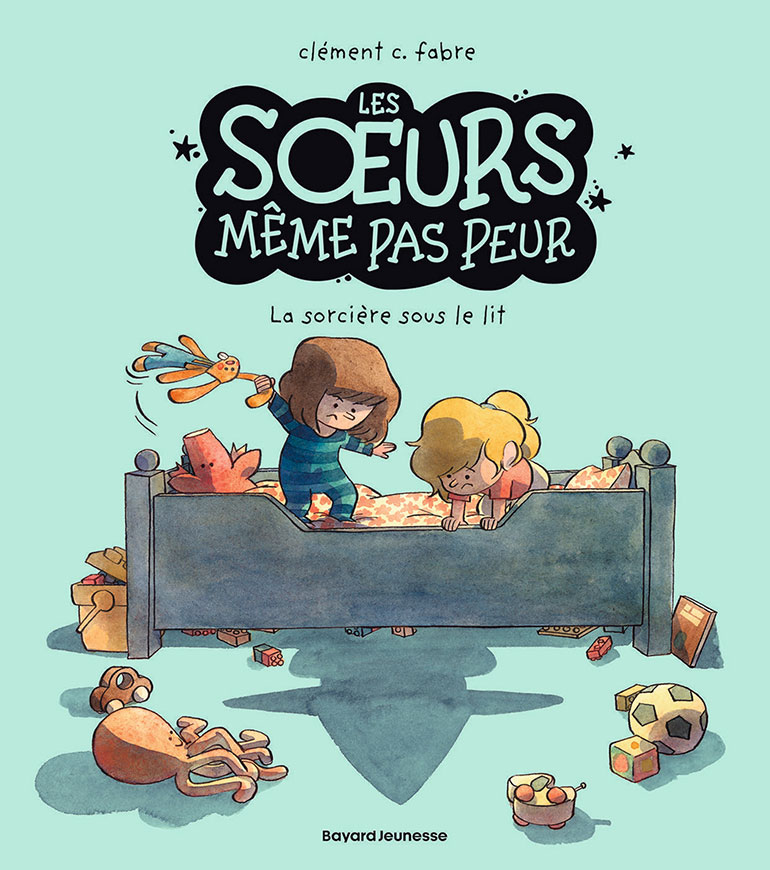 “Les sœurs même pas peur : la sorcière sous le lit”, de Clément Fabre, BD Kids, Bayard Jeunesse
Pour Suzanne et Célestine, c’est l’heure de dormir… Mais comment éteindre quand une sorcière s’est glissée sous le lit ? Cette BD, publiée par Bayard Jeunesse, donnera des clefs aux plus petits pour apprendre à vivre avec leurs peurs et les dompter.