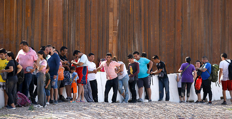 À Eagle Pass au Texas, des migrants attendent que la police des frontières américaine les emmènent dans un centre de détention.