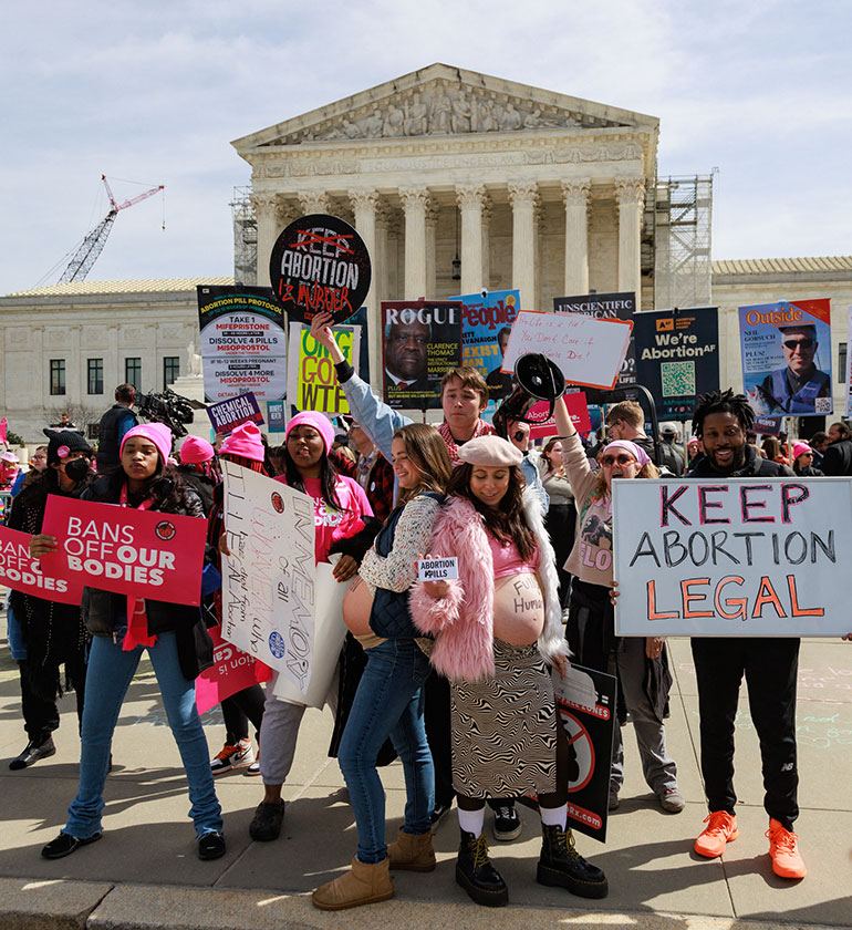 Le 26 mars dernier, des militants pour le droit à l'avortement, manifestent devant la Cour suprême à Washington D.C.