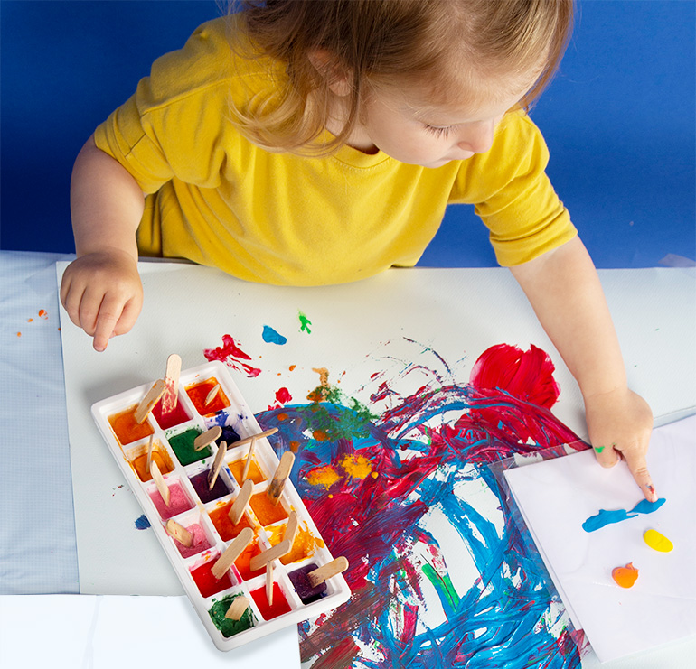 Glaçons multicolores, circuits de couleurs, peinture à doigts toute propre : testez avec votre tout-petit les 3 ateliers proposés par Popi, le magazine Bayard Jeunesse des enfants de 1 à 3 ans.