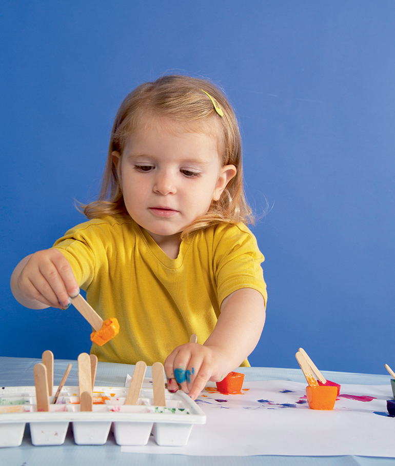 Les glaçons multicolores, un atelier peinture proposé par Popi, le magazine Bayard Jeunesse des enfants de 1 à 3 ans.