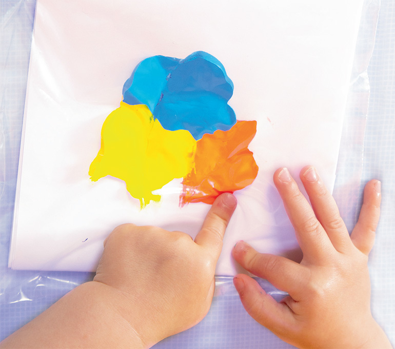 Enchaîner un atelier peinture avec votre enfant par l’inévitable séance de nettoyage vous rebute ? La peinture propre est faite pour vous. Une idée d'activité proposée par Popi, le magazine Bayard Jeunesse des enfants de 1 à 3 ans.