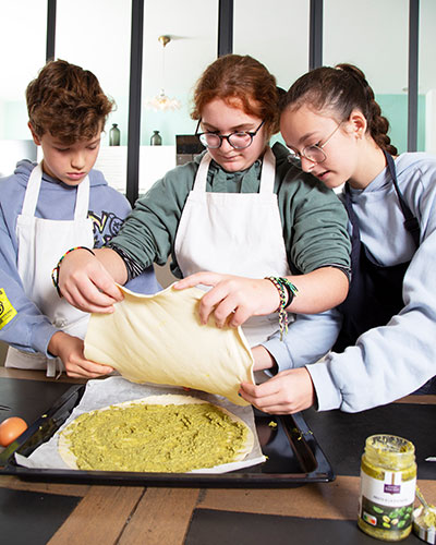 Recette de Noël : le sapin au pesto de Circé. On déroule la deuxième pâte feuilletée et on recouvre la première avec.