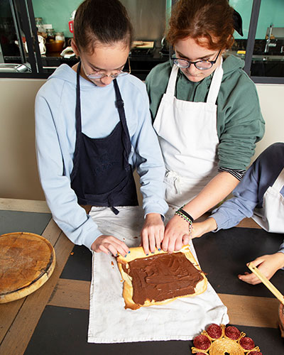 Recette de Noël : la bûche délice de Maëlys. Finir la recette en roulant délicatement le gâteau !