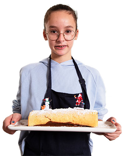 Recette de Noël : la bûche délice de Maëlys. Pour la décoration, saupoudrer le roulé de sucre glace ! Avec cette “neige” et quelques figurines, l’esprit de Noël est là !