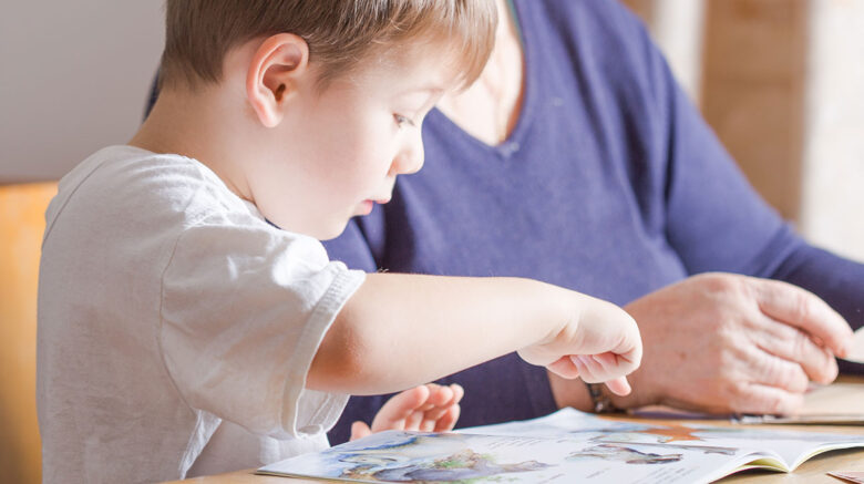 Pourquoi mon enfant ânonne-t-il encore alors que les autres lisent très bien ?