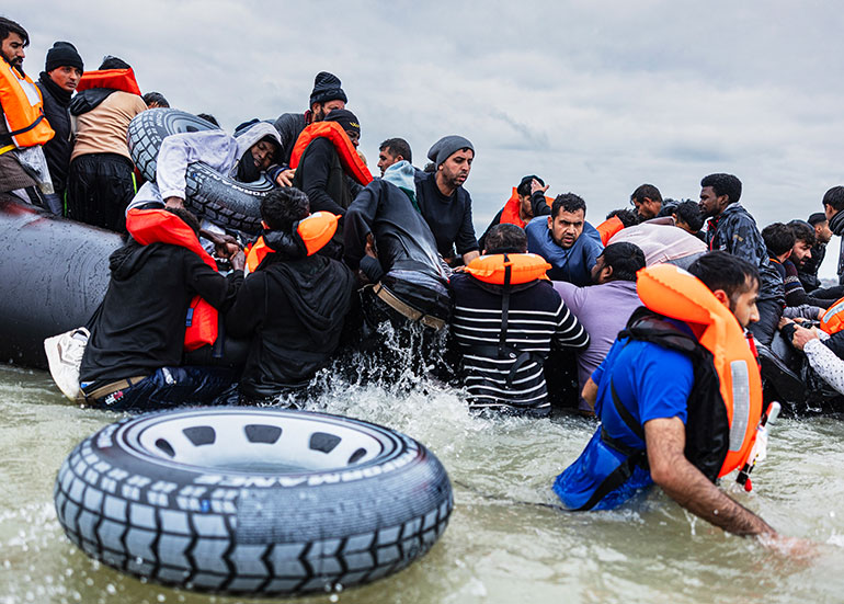 Pour traverser la Manche, des milliers de migrants montent illégalement à bord de canots gonflables. Extrait de l'article « Migration, une histoire vieille comme l'humanité », article extrait du magazine Okapi n° 1213, 1er janvier 2025.