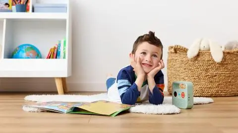 Enfant écoutant la Radio Pomme d'Api, la radio préférée des enfants