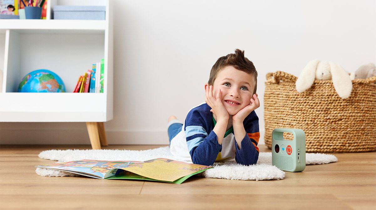 Enfant écoutant la Radio Pomme d'Api, la radio préférée des enfants